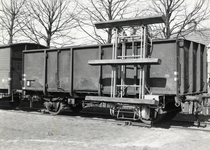 169003 Afbeelding van een dwarsliggerslaadinrichting aan een open goederenwagen te Harderwijk.